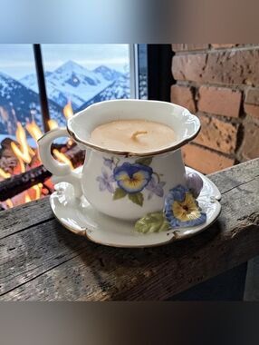 (1) One 2003 Avon Luminous Treasures TeaTime Pansy-Scented Tea Cup Candle Unused